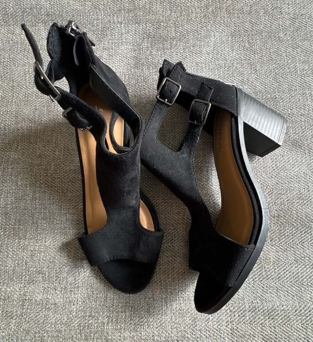 Soda Heeled Sandals Size 6.5 Black Suede Cutout Block Heel Ankle Zip